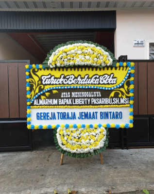 Papan Bunga Duka di Salemadeg Barat